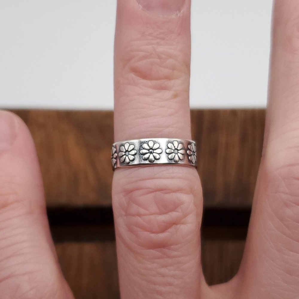 Size 5 925 Sterling Silver Very Cute Flowers Toe Ring
